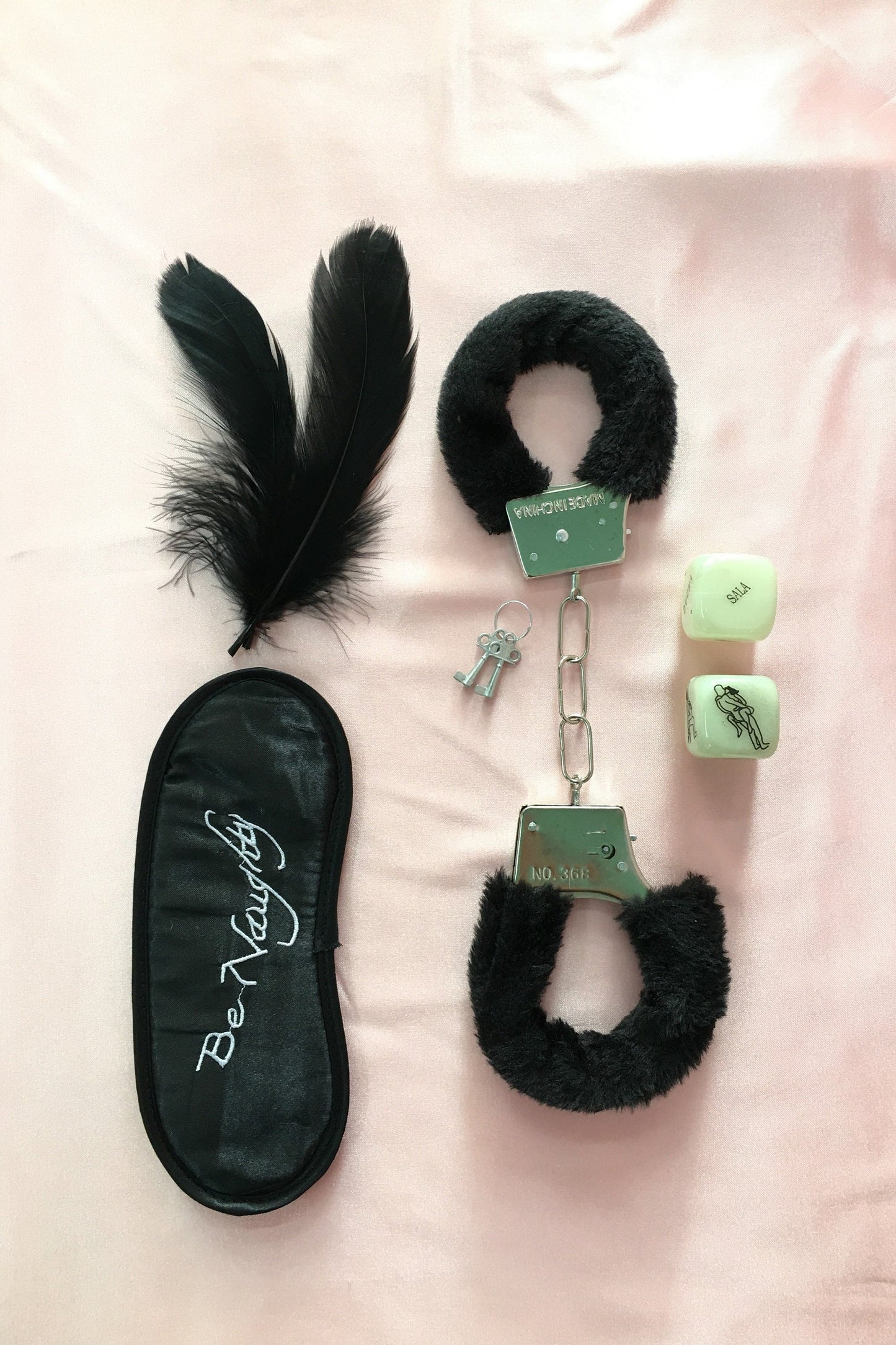 Kit esposas, plumas, antifaz negro