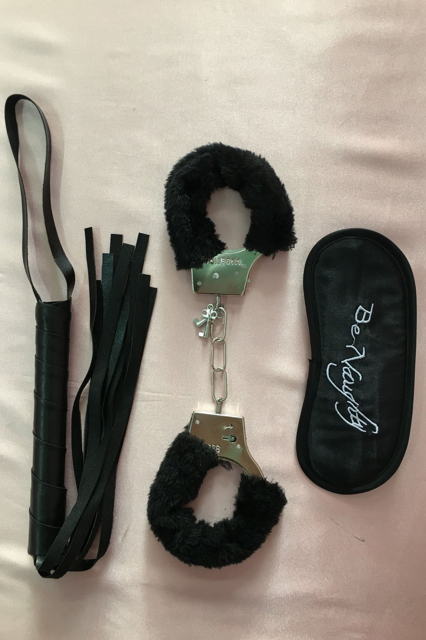 Kit esposas, látigo negro
